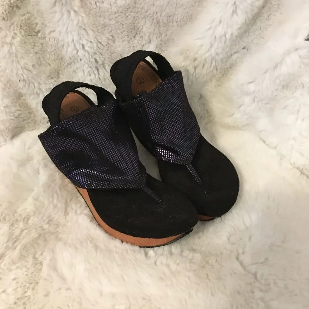 Modzori Reversible Black Shimmery Wedges Sandals Size 7